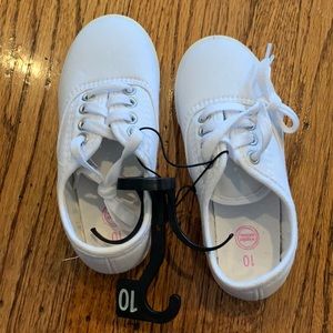 Girls white canvas shoe
